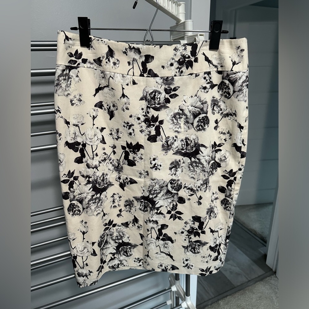 Lord & Taylor cream floral pencil skirt